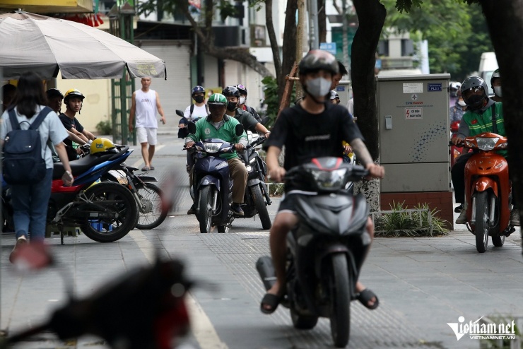 Hà Nội quyết dẹp &#39;nạn&#39; xe máy đi lên vỉa hè, một góc phố phạt 100 triệu đồng - 2