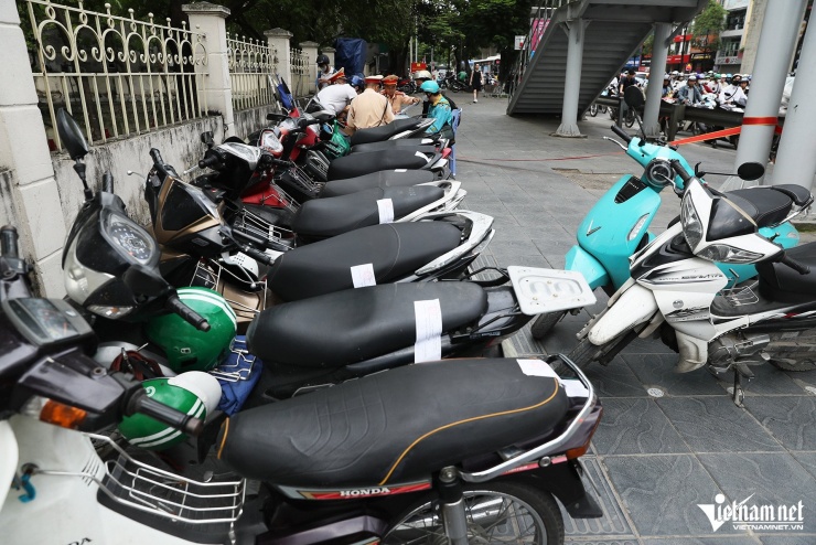 Hà Nội quyết dẹp &#39;nạn&#39; xe máy đi lên vỉa hè, một góc phố phạt 100 triệu đồng - 7
