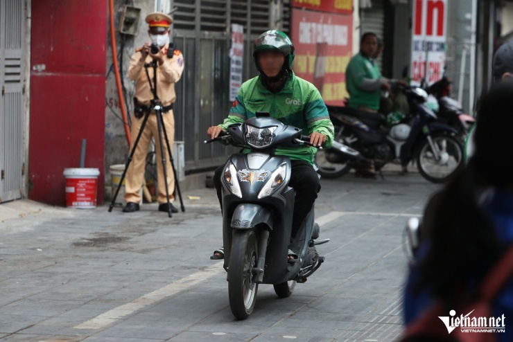 Hà Nội quyết dẹp &#39;nạn&#39; xe máy đi lên vỉa hè, một góc phố phạt 100 triệu đồng - 5