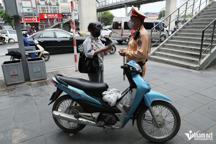 Hà Nội quyết dẹp &#39;nạn&#39; xe máy đi lên vỉa hè, một góc phố phạt 100 triệu đồng - 6