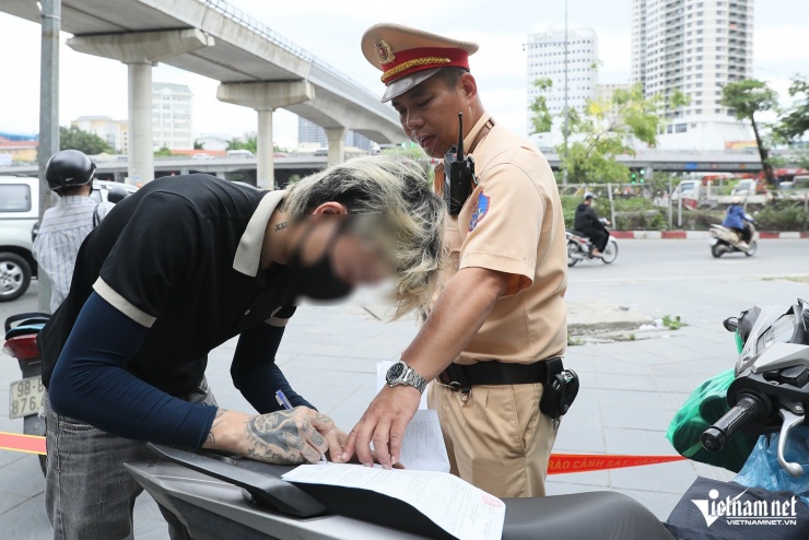 Hà Nội quyết dẹp &#39;nạn&#39; xe máy đi lên vỉa hè, một góc phố phạt 100 triệu đồng - 9