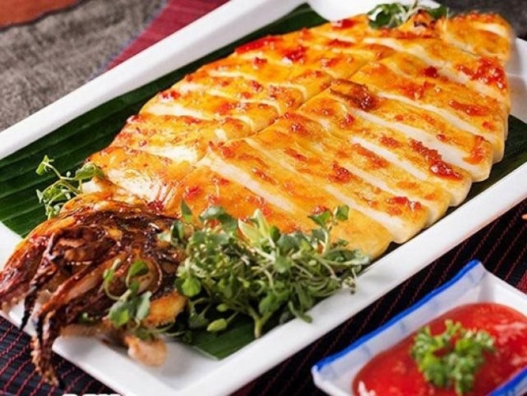 Mực&nbsp;được phơi nắng một ngày, sau đó đem nướng ăn rất ngon.