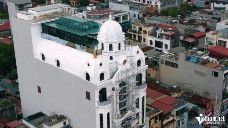 Bên ngoài mặt tiền của căn biệt thự đang được sửa chữa.