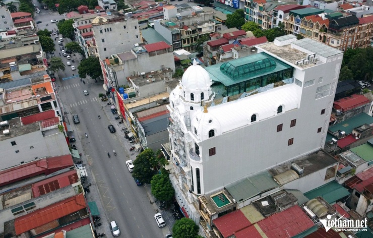 Trên nóc của căn biệt thự được trang trí như khu cà phê thư giãn.