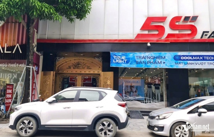 Phía dưới tầng một đang là nơi kinh doanh quần áo.
