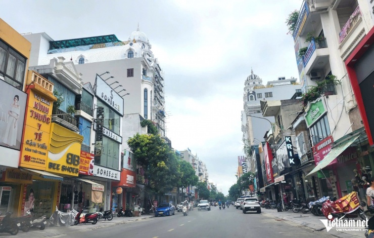 Khu đường Lê Hoàn được cho là nơi đắt và sầm uất nhất TP Thanh Hóa.