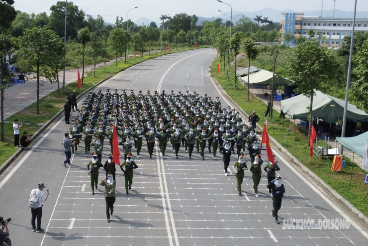 Nữ chiến sĩ Công an luyện tập dưới nắng hè, sẵn sàng cho lễ diễu binh A80 - 2
