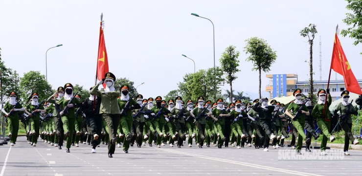Dưới cái nắng gay gắt của mùa hè miền Bắc, hàng trăm chiến sĩ, trong đó có nhiều nữ học viên, vẫn bước đều theo nhịp lệnh, không một động tác sai.