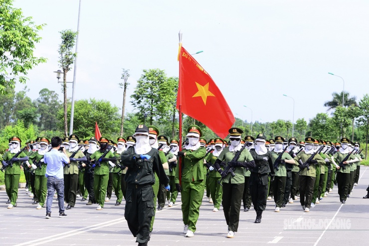 Nữ chiến sĩ Công an luyện tập dưới nắng hè, sẵn sàng cho lễ diễu binh A80 - 4