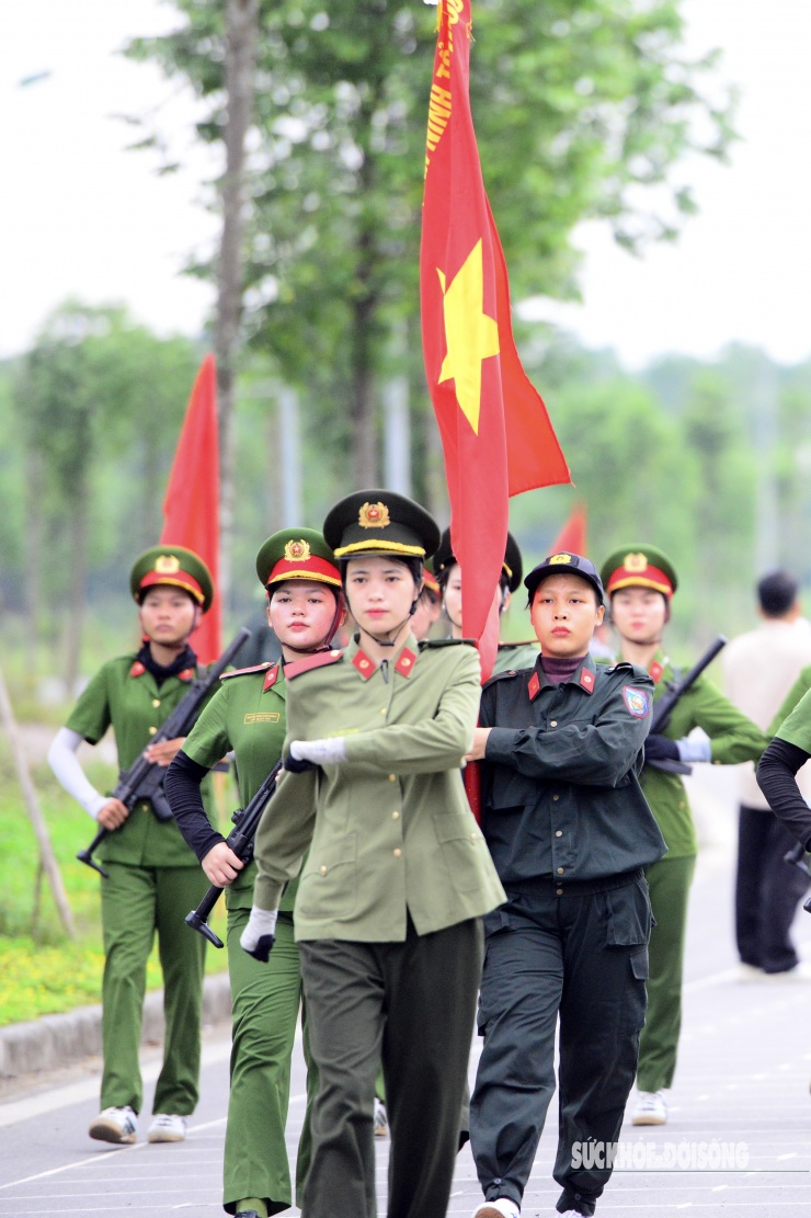 Chiến sĩ Nông Thị Diệu Thúy lần đâu tham gia diễu binh chia sẻ: “Được chọn làm khối trưởng là niềm vinh dự và cũng là áp lực. Nhưng chúng tôi xem nắng nóng là cơ hội rèn luyện bản lĩnh”.