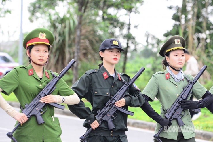 Nữ chiến sĩ Công an luyện tập dưới nắng hè, sẵn sàng cho lễ diễu binh A80 - 7