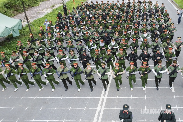 Giữa các bài tập đội hình là những bài tập thể lực tăng cường khả năng chịu đựng và nâng cao tinh thần thép cho từng chiến sĩ.