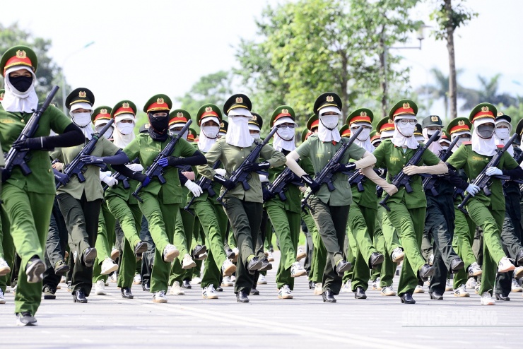 Nữ chiến sĩ Công an luyện tập dưới nắng hè, sẵn sàng cho lễ diễu binh A80 - 9