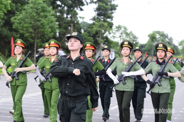 Nữ chiến sĩ Công an luyện tập dưới nắng hè, sẵn sàng cho lễ diễu binh A80 - 11
