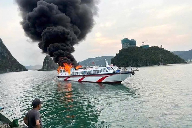 Tàu cao tốc Tùng Dương 86 cháy dữ dội trên biển, cột khói bốc cao. Ảnh: Fanpage Xe Quảng Ninh
