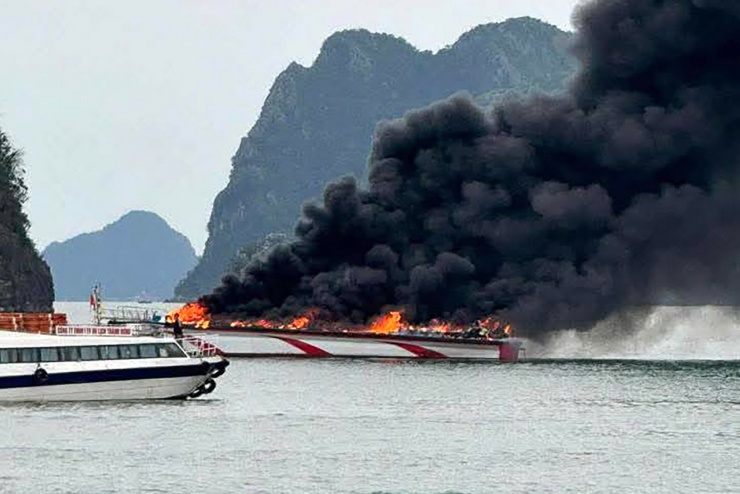 Tàu cao tốc đang về bến bốc cháy dữ dội, 5 thuyền viên hoảng hốt nhảy xuống biển - 3