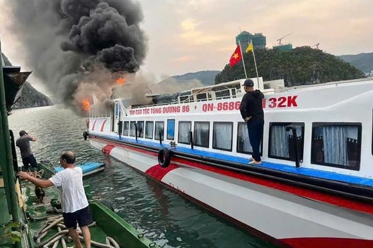 Ngọn lửa bốc lên từ khoang máy của chiếc tàu cao tốc. Ảnh: Fanpage Xe Quảng Ninh