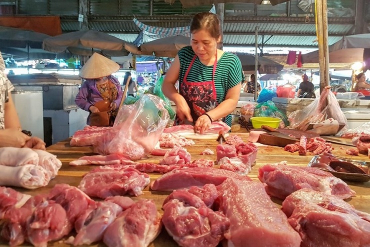 Một trong những mẹo phân biệt được thịt lợn sạch và thịt lợn “bẩn” là kiểm tra độ đàn hồi của miếng thịt. Ảnh: Khánh Vũ