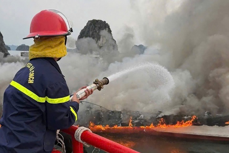 Tối 3/6, đại diện lãnh đạo UBND xã Hạ Long, huyện Vân Đồn cho biết, vụ cháy xảy ra khi tàu cao tốc Tùng Dương 86 đang neo đậu cách cảng Ao Tiên khoảng 100m để tiếp nhiên liệu. Lúc này, trên tàu không có khách mà chỉ có 5 thuyền viên.