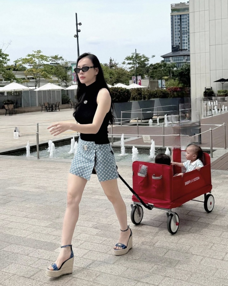 Phương Oanh đi giày &#39;cục gạch&#39; hàng hiệu đưa cặp song sinh dạo phố - 1