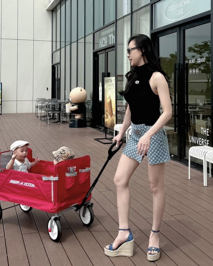 Phương Oanh đi giày &#39;cục gạch&#39; hàng hiệu đưa cặp song sinh dạo phố - 2