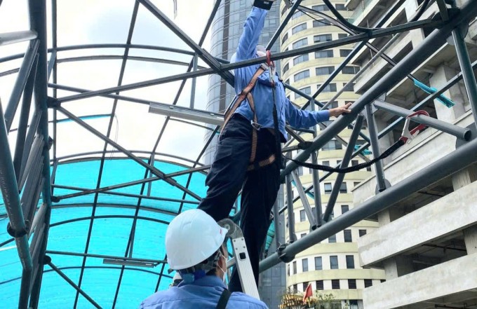 Mái che thang cuốn, lối đi bộ ngoài trời ga Hà Đông được sửa chữa. Ảnh: Hanoi Metro