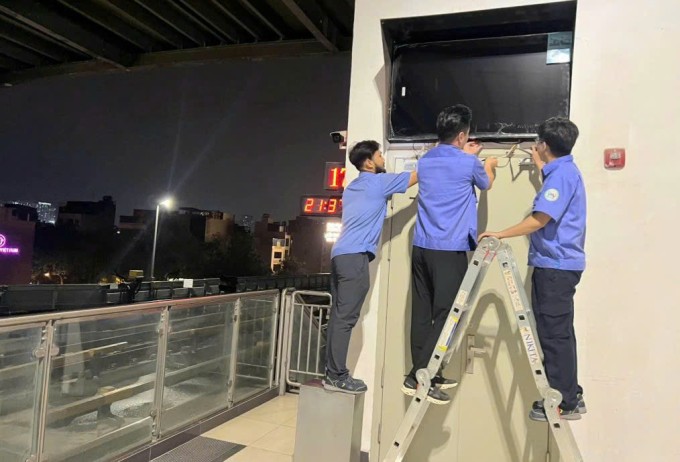 Công nhân sửa chữa thay thế màn hình giám sát camera (CCTV) tại các ga. Ảnh: Hanoi Metro