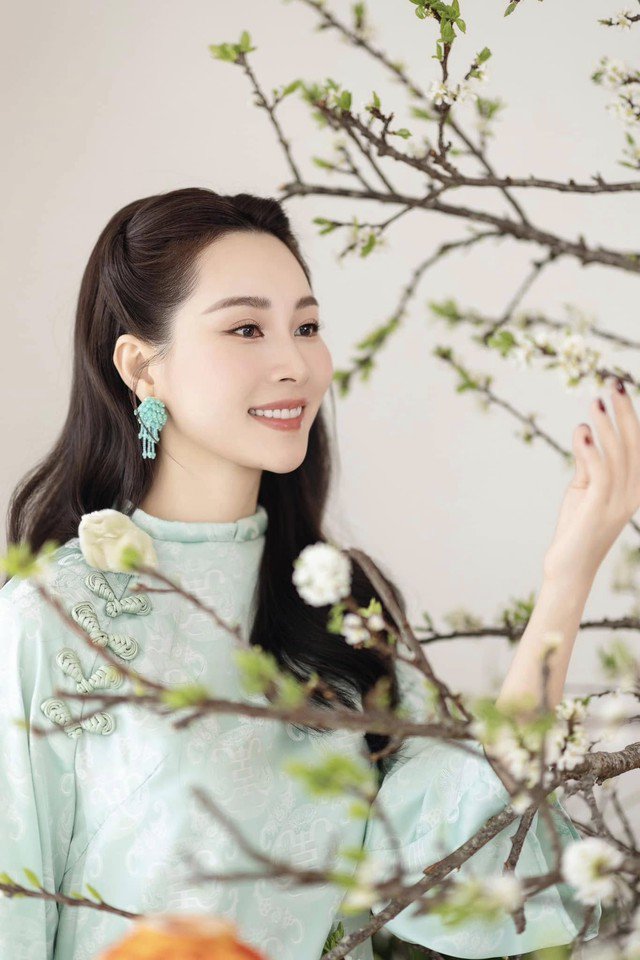 Khác với Á hậu Phương Nhi, 2 Hoa hậu Việt Nam này lấy chồng hào môn vẫn tích cực xuất hiện trên mạng xã hội - 2