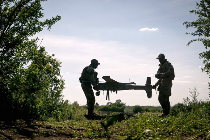 Binh sĩ Ukraine chuẩn bị drone tác chiến ở Zaporizhzhia ngày 24/5. Ảnh: AFP
