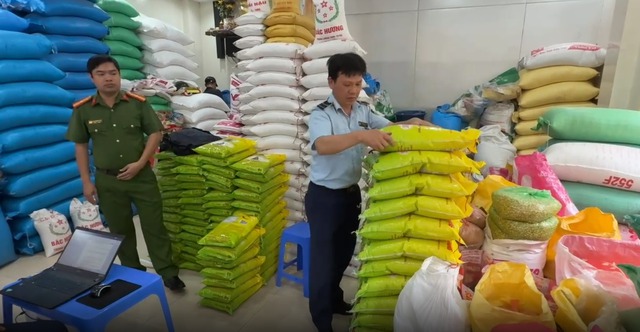 Lực lượng chức năng kiểm tra cửa hàng gạo vi phạm.