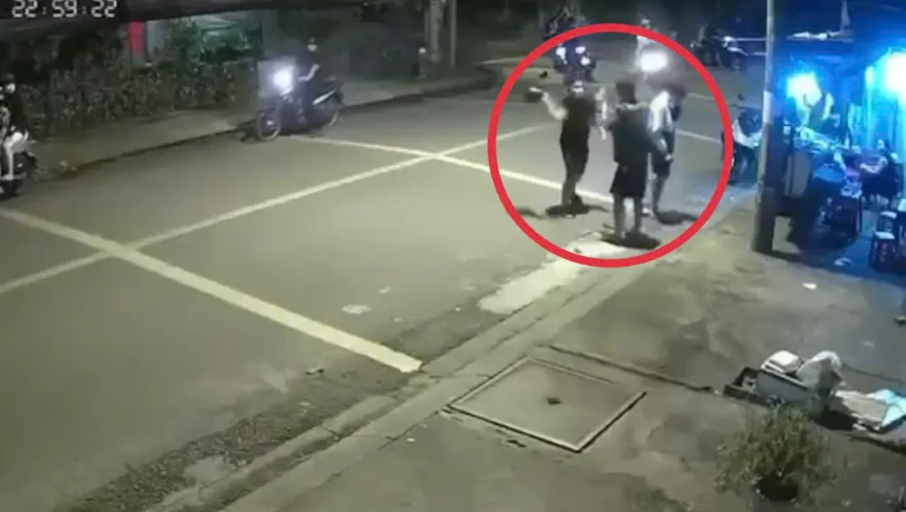 Hình ảnh người đàn ông liên tục đấm, đá tới tấp hai nam thanh niên. Ảnh cắt từ clip.