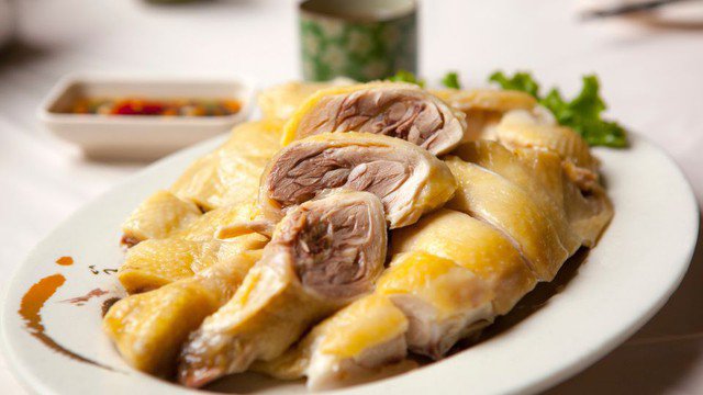Gà chín không để ở nhiệt độ phòng trong hơn hai giờ, vì có thể làm tăng nguy cơ phát triển vi khuẩn.