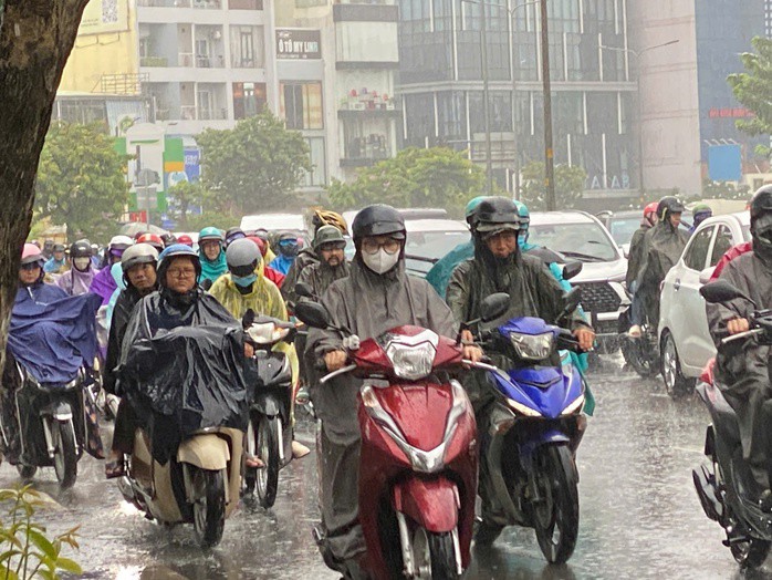 Mưa lớn trút xuống nhiều nơi ở TP HCM từ hơn 8 giờ