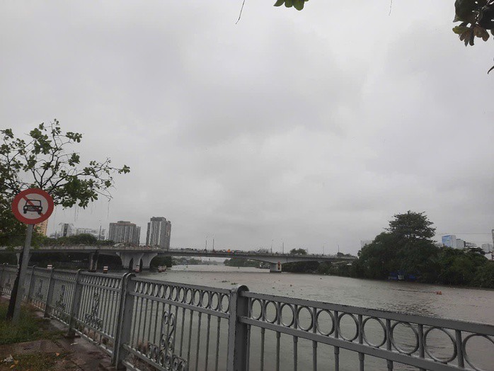 Bầu trời xám xịt trong cơn mưa sáng nay