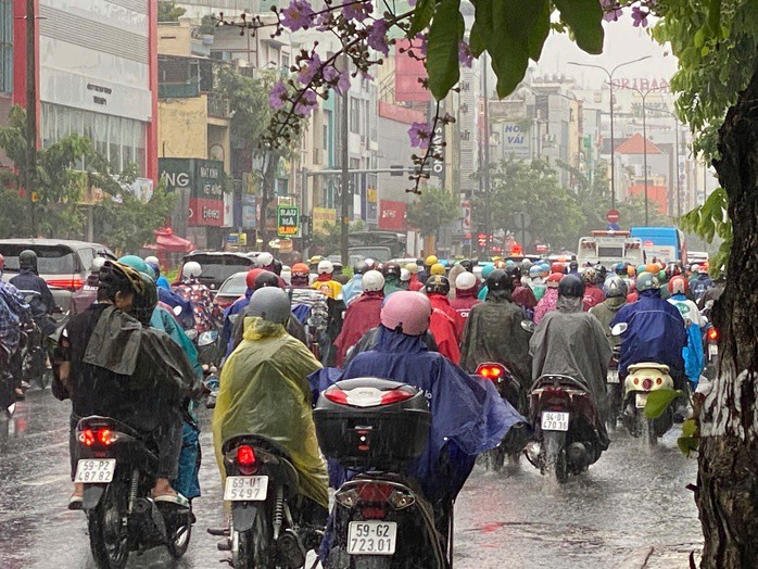 Giao thông nhiều khu vực bị ùn ứ trong cơn mưa sáng