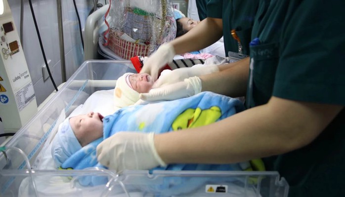 Nhân viên y tế chăm sóc trẻ sơ sinh sau khi chào đời