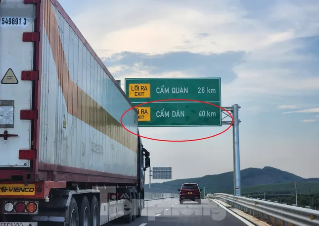 Biển báo chỉ dẫn lối ra với tên gọi "chưa từng có" ở Hà Tĩnh.