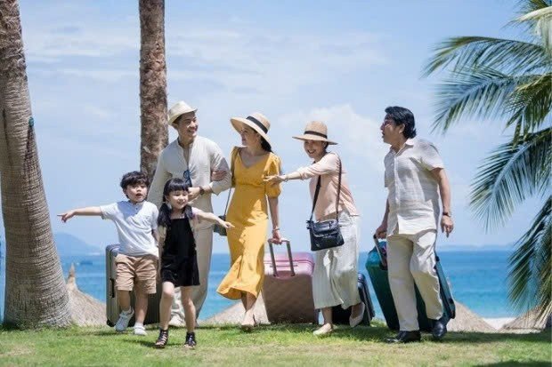 Để chuyến du lịch hè thêm trọn vẹn, các gia đình nên lưu ý một số bí quyết khi đặt tour. Trước hết, nên lên kế hoạch sớm từ 3–4 tuần để tránh tình trạng hết phòng hoặc giá vé tăng cao vào mùa cao điểm. Khi chọn tour, ưu tiên các gói dịch vụ trọn gói (combo vé máy bay + khách sạn + đưa đón) từ các công ty uy tín để tiết kiệm chi phí và hạn chế rủi ro. Ảnh Vietnambooking