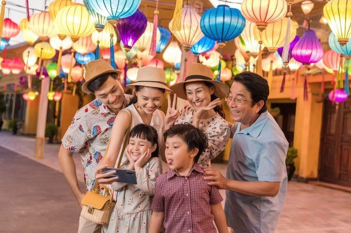 Còn với các gia đình ở miền Trung và Nam, Hội An là điểm đến thân thiện với trẻ nhỏ nhờ phố cổ yên bình, nhiều hoạt động thủ công, trải nghiệm làm đèn lồng, học nấu ăn hoặc chèo thuyền trên sông Hoài. Nếu kết hợp du lịch Đà Nẵng – Hội An trong 4 ngày 3 đêm, chi phí cho gia đình 4 người vào khoảng 10–14 triệu đồng. Ảnh VinWonders