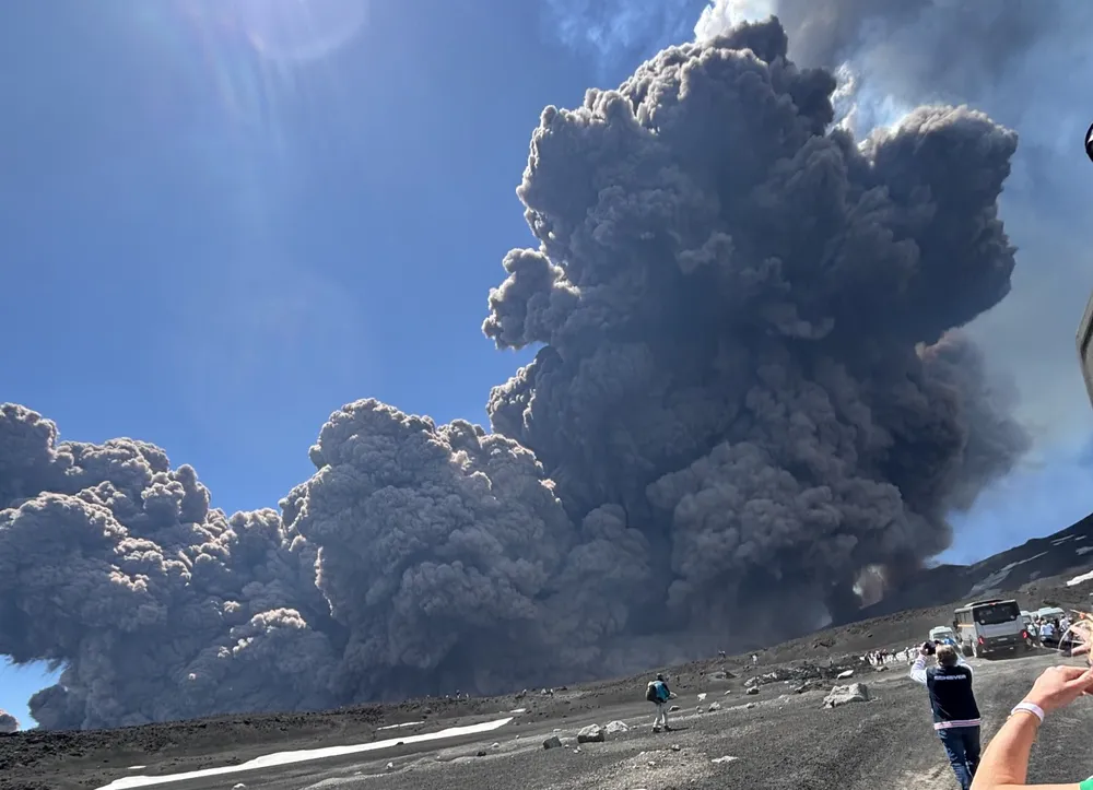 Núi lửa Etna phun trào đã tạo ra một đám mây xám khổng lồ bốc lên cao tới khoảng 6,5 km. Nguồn: Aurelien Pouzin/X