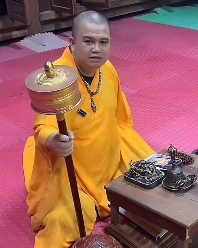 Trong một số video của mình, thầy Quảng cho biết bên cạnh việc tu tập, bán hàng, thầy còn đi phụ hồ với mức tiền công 150.000 đồng/buổi chiều.