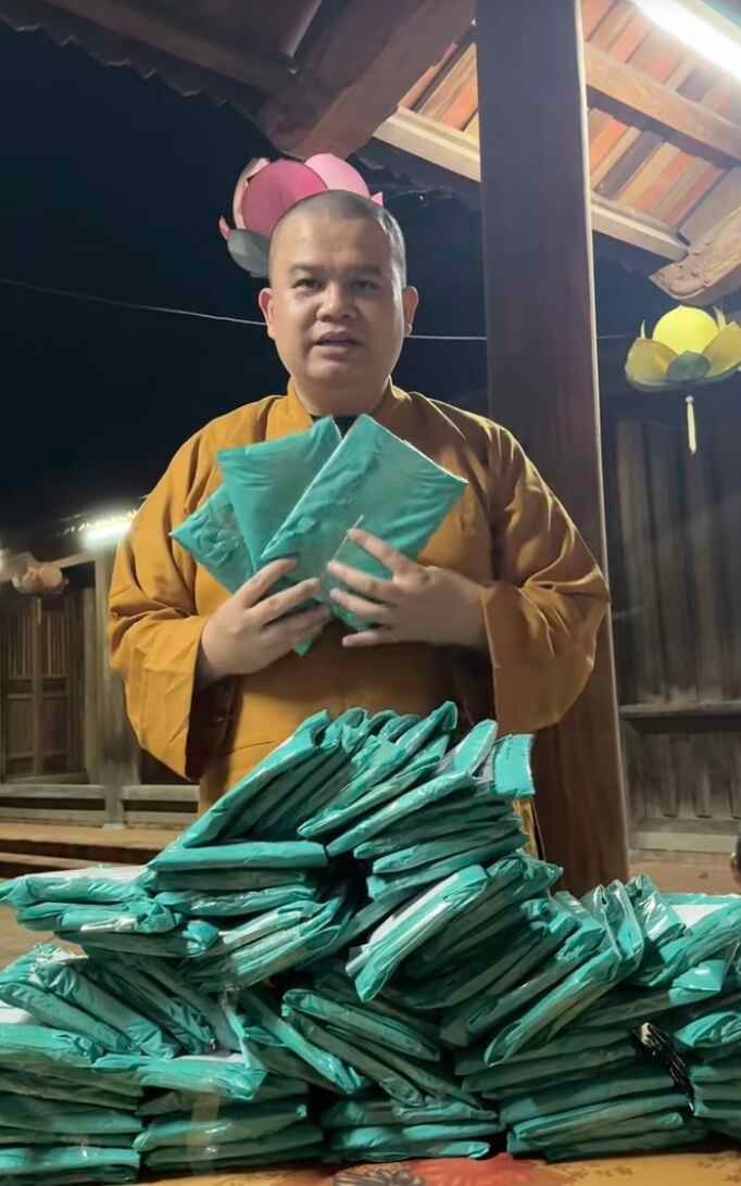 Lượng khách đặt hàng của thầy Thích Khai Quảng có những ngày đông đến mức “gói hàng không kịp”, phải xin mọi người dừng đặt hàng.