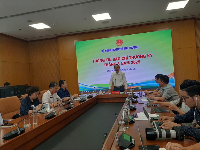 Thứ trưởng Bộ NN-MT Phùng Đức Tiến