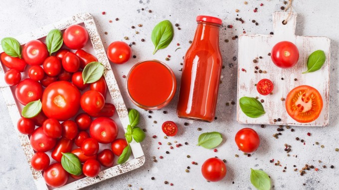 Uống nước ép cà chua vào buổi chiều giúp da nhả nắng, làm chậm tốc độ lão hóa.