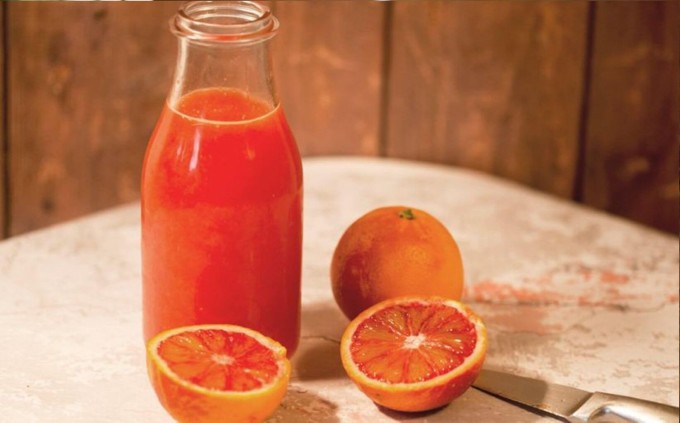 Cam đỏ chứa hàm lượng vitamin C cao gấp 1,5 lần cam thường, giúp tăng sinh collagen, giảm tình trạng da xỉn màu do nắng.