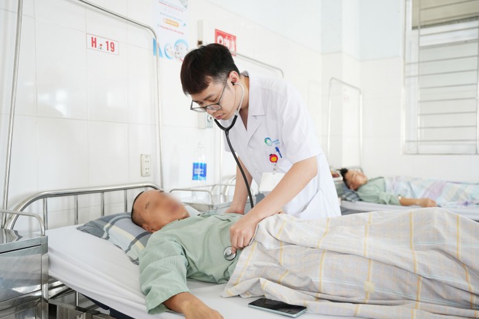 Suy thận cấp hay sốc nhiệt do gắng sức hay gặp ở những người trẻ, khỏe mạnh, xảy ra sau phơi nhiễm với nhiệt độ môi trường tăng cao, đồng thời do sự sinh nhiệt lúc thể dục hay gắng sức và đặc biệt là những vận động viên không chuyên khi tham gia các giải chạy marathon