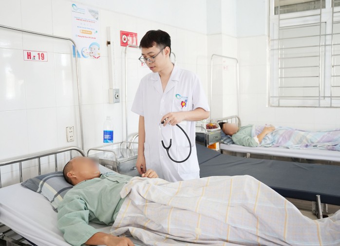 2 bệnh nhân bị rối loạn điện giải, suy thận cấp do mất nước được điều trị tại Khoa Thận Lọc máu, Bệnh viện Bãi Cháy