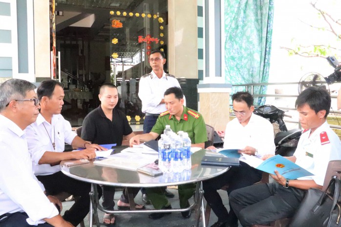 Cơ quan chức năng vào cuộc kiểm tra các cửa hàng của C.P. Việt Nam