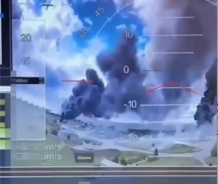 Ukraine tuyên bố phá hủy 41 máy bay ném bom Nga hôm 1-6. Ảnh: Cắt từ video