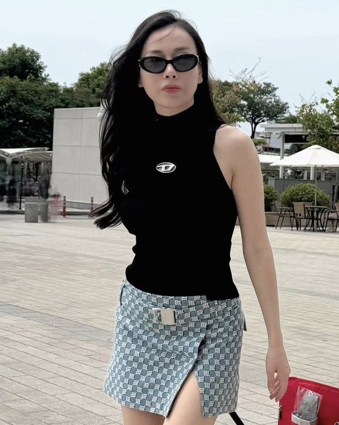 Phương Oanh đi giày &#39;cục gạch&#39; hàng hiệu đưa cặp song sinh dạo phố - 6